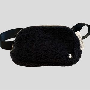 LULULEMON Everywhere Belt Bag 1L Fleece - Black